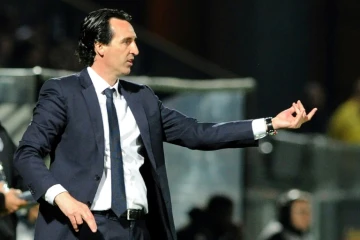 L'entraîneur du PSG Unai Emery donne des instructions lors du match face à Angers, le 14 avril 2017 au stade Raymond-Kopa
