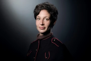 Finaliste malheureuse du Goncourt et du Femina, Alice Zeniter, ici le 28 septembre 2017 à Paris,  ne figurait pas dans la liste précédente de l'Interallié mais a été ajoutée à la sélection 