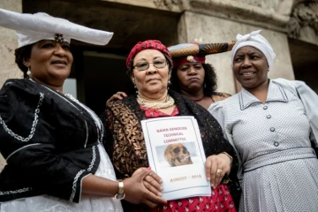 Esther Utjiua Muinjangue (à gauche), présidente de la Fondation Ova Herero Genocide, pose le 27 août 2018 devant le ministère de la Justice à Berlin, avant la restitution le 29 août d'ossements de victimes du génocide en Namibie
