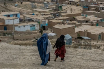 Pour échapper à l'opprobre voire à la violence ciblant les femmes de leur condition, des veuves afghanes ont créé une communauté à part sur une colline pelée de Kaboul.