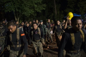 Des soldats thaïlandais près de la grotte de Tham Luang où sont piégés 12 enfants et leur entraîneur de football, dans le district de Mae Sai, le 6 juillet 2018 en Thaïlande