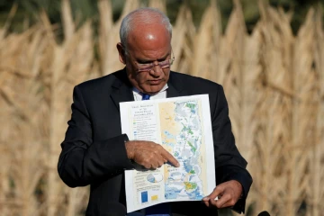 Saëb Erakat, secrétaire général de l'Organisation de libération de la Palestine, sur place avec les journalistes, montre les terres qu'Israël est en passe d'annexer dans la vallée du Jourdain en Cisjordanie occupée, le 20 janviert 2016