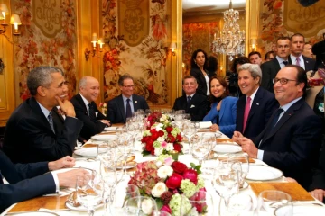 Barack Obama et Laurent Fabius (D) en face de François Hollande, John Kerry et Ségolène Royal (D) lors du dîner à L'Ambroisie, le 30 novembre 2015 à Paris