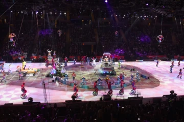 Avec sa scène de plus de 30 mètres de long et 20 de large, son équipe de 300 personnes, son propre train, le cirque américain Ringling Bros and Barnum and Bailey est un géant