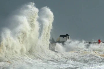 Des vagues frappent le port de Lesconil (ouest) le 3 février 2017