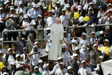 Des fidèles égyptiens brandissent un carton à l'image du pape Francis avant le début d'une messe le 29 avril 2017 dans un stade au Caire