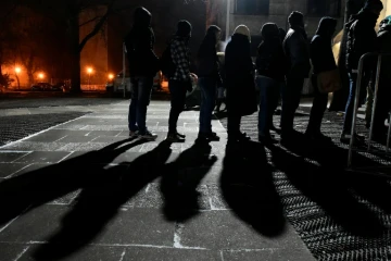 Des migrants font la queue devant une tente d'enregistrement à Berlin, le 5 janvier 2016