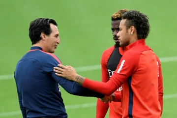 Le technicien du PSG Unai Emery (g) serre la main de son attaquant star, le Brésilien Neymar avant la séance d'entraînement au Camp des Loges, le 18 août 2017