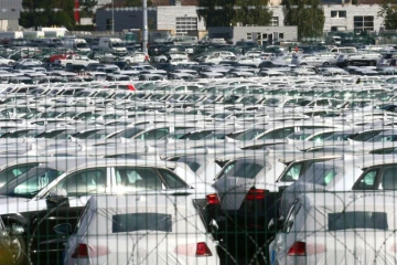 Des voitures du groupe allemand Volkswagen dans le parc logistique de Villers-Cotterets, le 25 septembre 2015 en France