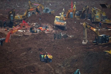 Des équipes de secours recherchent des éventuels survivants le 22 décembre 2015 dans une zone industrielle de Shenzhen, au sud de la Chine, où un glissement de terrain a enseveli 81 personnes