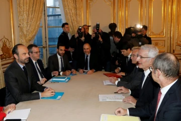 Réunion à Matignon sur les réformes de la SNCF préconisées par le rapport Spinetta avec notamment le Premier ministre Edouard Philippe (2e g) et le président de la SNCF Guillaume Pepy (2e d), le 19 février 2018 à Paris