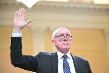 Le président républicain de la Chambre des représentants d'Arizona, Rusty Bowers, prête serment devant la commission d'enquête du 6 janvier, le 21 juin 2022 à Washington
