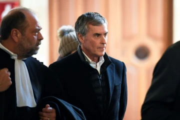 L'ex-ministre du Budget Jérôme Cahuzac et son avocat Eric Dupond-Moretti au Palais de Justice de Paris le 12 février 2018