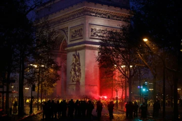 "Gilets jaunes" et policiers se font face près de l'Arc de Triomphe à Paris le 1er décembre 2018