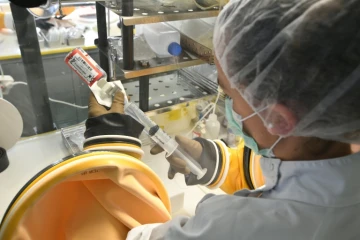 Préparation d'une chimiothérapie, dans un laboratoire de La Rochelle, le 17 mars 2017