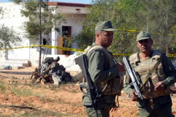 Des soldats tunisiens surveillent les lieux où s'est tenu un assaut, le 3 mars 2016 dans la ville de Ben Guerdane, une région du sud-est de la Tunisie proche de la frontière libyenne