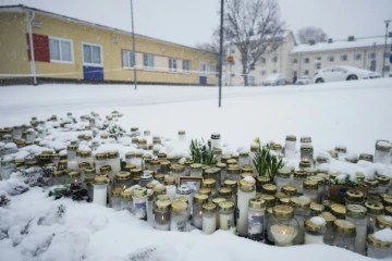 Des bougies et des fleurs en hommage aux victimes d'une attaque perpétrée par un garçon de 12 ans, devant l'école de Vantaa en Finlande le 3 avril 2024