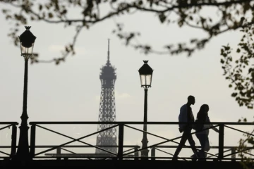 Des promeneurs sur le Pont des Arts à Paris, peu avant le couvre-feu, le 19 avril 2021 à Paris