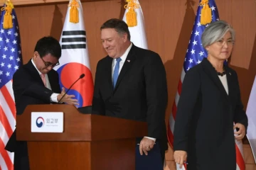 Le secrétaire d'Etat américain Mike Pompeo (au centre) avec les ministres des Affaires étrangères japonais Taro Kono et sud-coréenne Kang Kyung-wha, le 14 juin 2018 à Séoul
