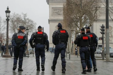 Des policiers en position près de l'Arc de Triompe, le 23 mars 2019 à Paris