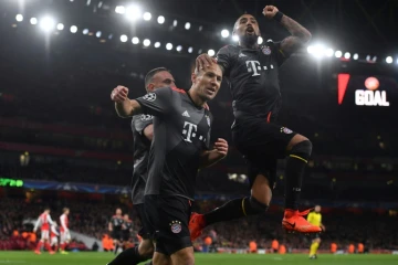 Arjen Robben félicité par Arturo Vidal également buteur pour le Bayern sur le terrain d'Arsenal, le 7 mars 2017 à Londres
