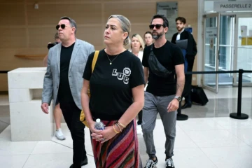 Les enfants de Gisèle Pelicot, dont  sa fille Caroline Darian (C), arrivent au palais de justice d'Avignon le 5 septembre 2024