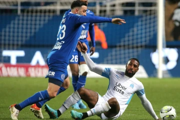 Le défenseur troyen Adil Rami, à la lutte avec le milieu de terrain brésilien de Marseille, Gerson, lors de la 26e journée de Ligue 1, le 27 février 2022 au Stade de l'Aube