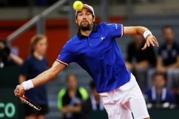 Le Français Jérémy Chardy face au Britannique Daniel Evans en Coupe Davis au Kindarena de Rouen, le 7 avril 2017