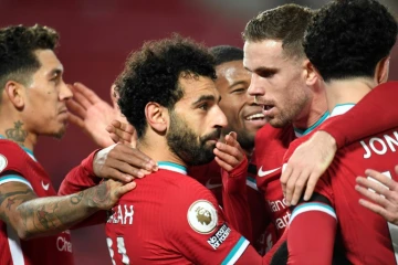 L'attaquant de Liverpool Mohamed Salah (c) félicité par ses coéquipiers après avoir marqué contre Tottenham, le 16 décembre 2020 à Anfield