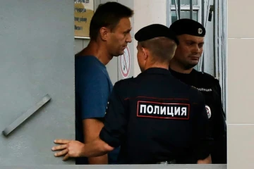 L'opposant numéro un du Kremlin Alexeï Navalny (à gauche) sort d'un commissariat de police de Moscou le après avoir été interpellé le 25 août 2018
