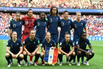 L'équipe de France féminine de football pose sur la pelouse du Parc des Princes avant le coup d'envoi du quart de finale du Mondial contre les Etats-Unis, le 28 juin 2019
