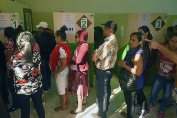 Des Honduriens attendent de recevoir leur carte d'électeur pour voter à la présidentielle, le 25 novembre 2017 à Tegucigalpa