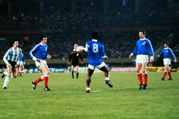 Les Français Michel Platini (g), Marius Trésor et Christian Lopez contre l'Argentine, le 6 juin 1978 à Buenos Aires