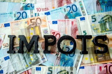 Le mot "Impôts" sur des billets en euros à Lille, le 25 août 2014
