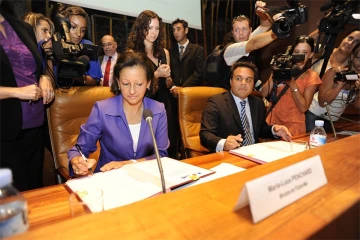 Jeudi 20 mai 2010: Signature du protocole d'accord sur le GIP &quot;continuité territoriale&quot; entre Marie-Luce Penchard et Didier Rober (Photo : Fabrice Wislez pour Imaz Press)