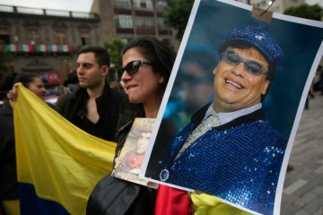 Des fans de l'icône de la chanson de variété latino, Juan Gabriel, lui rendent un dernier hommage au palais Bellas Artes, le 5 septembre 2016 à Mexico