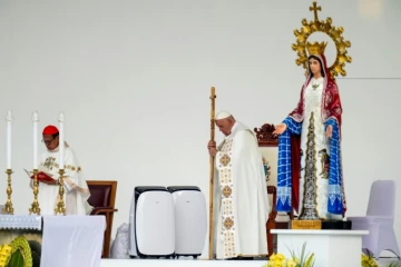 Le pape François (c) célèbre la messe au stade Gelora Bung Karno à Jakarta, le 5 septembre 2024