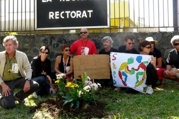 Mardi 1er juin 2010 -
 
Le SNEP-FSU devant le Rectorat (Photo : AO)