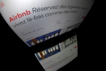 Dès vendredi les annonces de location de logements sur Airbnb et ses concurrents à Paris devront afficher un numéro d'enregistrement, obtenu en mairie, nouvelle étape dans la traque des meublés touristiques illégaux