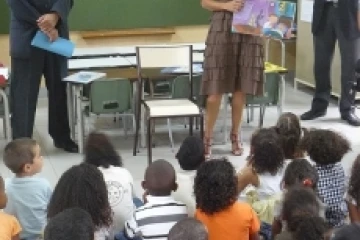 Mardi 1er juin 2010 - Le recteur Mostafa Fourar visite l'école Jean Albany de Saint-André (Photo DR)