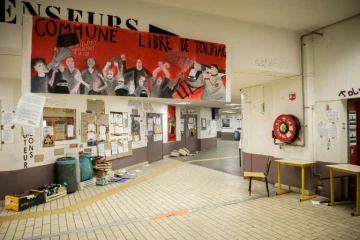 Des graffiti sur les murs du site de Tolbiac de l'université Panthéon-Sorbonne de Paris occupé par des opposants à la réforme de l'accès à l'université le 11 avril 2018