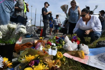 Des personnes déposent des fleurs et des messages près de la First Baptist Church, après une fusillade meurtrière, le 7 novembre 2017 à Sutherland Springs, au Texas