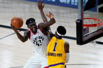 Le joueur camerounais des Toronto Raptors Pascal Siakam au duel avec Kentavious Caldwell-Pope des Los Angeles Lakers en NBA le 1er août 2020 à Lake Buena Vista, en Floride