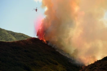 Un hélicoptère survole l'incendie qui fait rage à Keenbrook, en Californie, le 18 août 2016