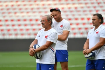 Le sélectionneur de l'équipe de France, Jacques Brunel (g), lors d'un entraînement de l'équipe à Nice, le 16 août 2019