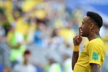 L'attaquant du Brésil Neymar ouvre le score pour le Brésil face au Mexique en 8e de finale au Mondial, le 2 juillet 2018 à Samara