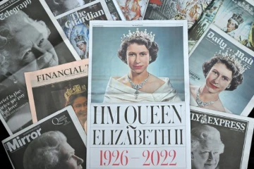 Les photos de la reine Elizabeth II faisaient la une vendredi de tous les quotidiens britanniques, avec des éditions spéciales retraçant ses 96 ans de vie et 70 ans et 7 mois de règne