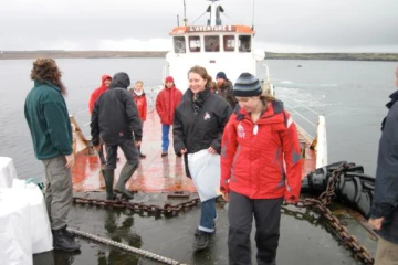 Mardi 15 juin 2010 - Arrivée d'Abby Sunderland sur la base de Kerguelen (Photo : Taaf)