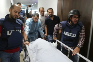 Le corps de la journaliste Shireen Abu Akleh tuée par un tir de l'armée israélienne, transporté à l'hôpital de Jénine, le 11 mai 2022 en Cisjordanie occupée