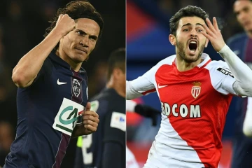 L'attaquant uruguayen du Paris SG Edinson Cavani (g), le 26 avril à Paris, et le milieu portugais de l'AS Monaco Bernardo Silva (d), le 29 avril 2017 à Paris